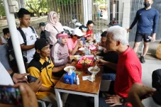 Momen Ganjar Ajak Petugas...