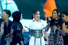 Dilantunkan Sederet...