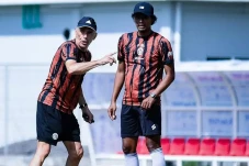 Arema FC Resmi Pecat...