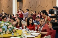 Rayakan Imlek, Hary...