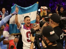 Teofimo Lopez Menangis,...