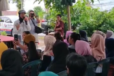Ratusan Emak-emak di...