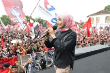 Hajatan Rakyat di Solo,...