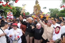 Warga Antusias Saksikan...
