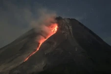 Gunung Merapi Luncurkan...
