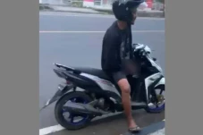 Pria Pamer Kelamin di...