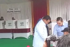 Nyoblos di Tengah Hujan,...