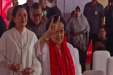Megawati Tunjukkan Salam...