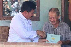 Menteri Hadi Bagikan...