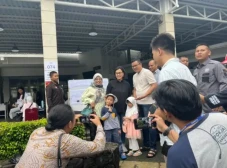 Berbaju Hitam Ditemani...