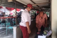 Unik, Petugas TPS 02...