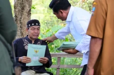 Serahkan Sertifikat...