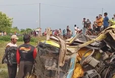 Dump Truk Tertabrak...