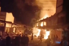 7 Toko Hangus Terbakar...