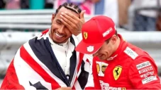 Lewis Hamilton Menyeberang...