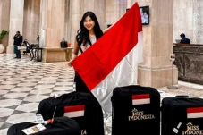 Tiba di India, Miss...
