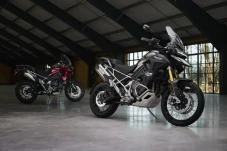 Triumph Kenalkan Keluarga...
