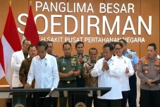 Didampingi Menhan Prabowo,...