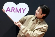 12 Foto Terbaru J-Hope...