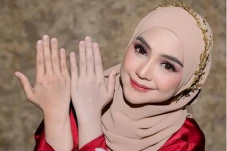 Ria Ricis Tinggalkan...