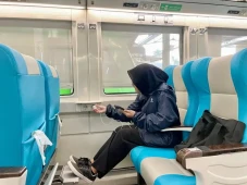 Duh! Colokan di Kereta...