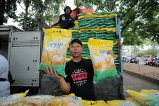 Harga Makin Melambung,...