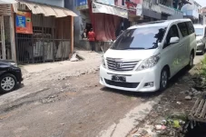 Hati-hati! Jalan di...