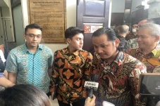 Bacakan Replik, Tim...