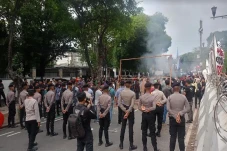 Massa Poros Buruh Bakar...
