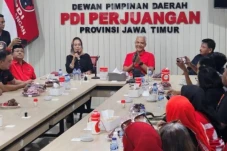 Ganjar Datangi Kantor...
