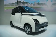 Mejeng di IIMS 2024,...