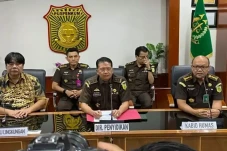 Kejagung Hentikan Operasional...