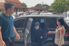 Wanita Cantik Buronan...