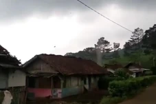 Puting Beliung Sapu...