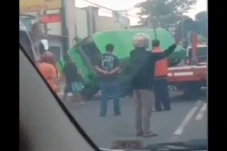Angkot Diseruduk Sedan...