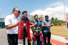Tiba di Silangit, Pembalap...