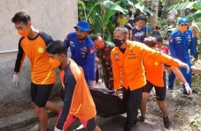 Tim SAR Evakuasi Jenazah...