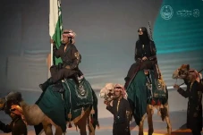 Wanita Arab Saudi Menjadi...