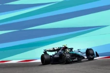 Lewis Hamilton Tak Puas...