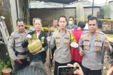 Polisi Gerebek Gudang...