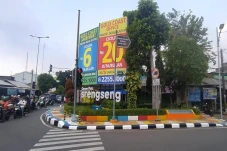 Berdiri di Taman, Reklame...