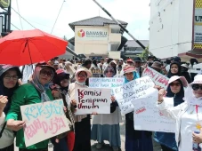 Ratusan Emak-Emak Geruduk...