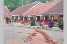 Pergerakan Tanah Rusak...