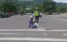 Tak Terima Ditilang,...