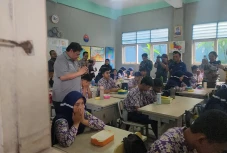 Sibuk dengan Makan Siang...
