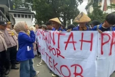 Mahasiswa Saling Dorong...