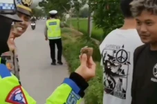 Kocak! Pemotor Keluarkan...