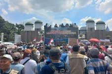 Massa Aksi Desak DPR...