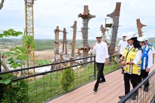 Jokowi Tinjau Kantor...