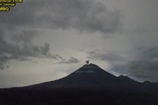 Tiga Kali Erupsi, Gunung...